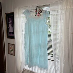 Vintage 1970s Miss Elaine Baby Blue Floral Lace Cap Sleeve Night Gown SZ MED
